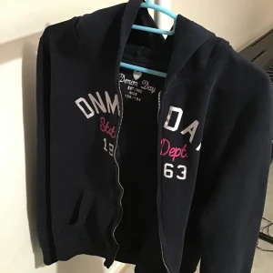 Kofta  - TRYCK INTE PÅ KÖP NU UTAN KONTAKTA MIG OM DU VILL 💘 Frakt: 64kr Strl 158/164 men passar mig som har XS/S !