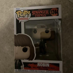 Funko pop stranger things  - Jag säljer denna Funko Pop av Robin i stranger things säsong 4, då jag är i behov av pengar. Den är i nyskick och inte öppnad. 
