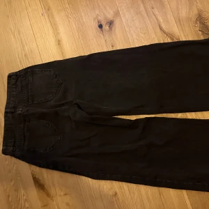 Jeans  - Är 170 cm om dom passar jätte bra men inte min stil längre 