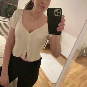 Ribbad topp - Skön ribbad topp i 100% bomull från Monki. Pris kan diskuteras vid snabb affär! 