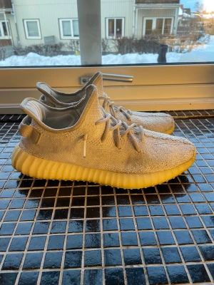 Yeezy 350 V2 White - Storlek: 44 2/3 Dom passar 44 då dom är små i storleken Condition: 5/10 Inköpt för retail