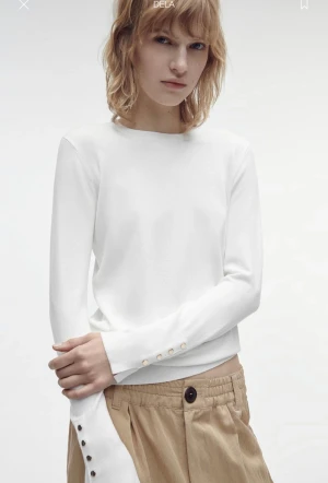 Stickad zara tröja  - Stickad bas tröja från zara. Vit med guld knappar💕 väldigt sällan använd🦋 nypris 299kr❤️ köparen står för frakten 