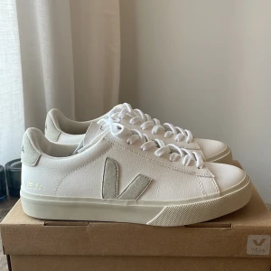 Veja sneakers (oanvända) - Helt nya sneakers från Veja i storlek 40. Säljs pga fel storlek för mig. Nypris: 1 450kr