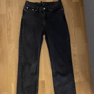 Lågmidjade raka jeans - Lågmidjade raka twig jeans från weekday änvänd ca 2 ggr