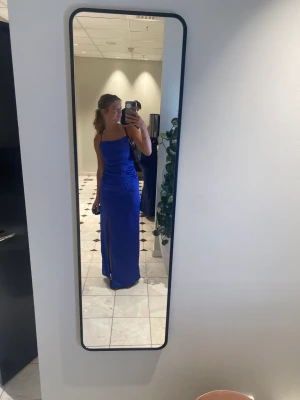 Balklänning - Säljer min balklänning. Hade så gärna velat behålla för minne men har ingenstans att bevara den. Använd en gång, sitter så fint på kroppen, köpte på Bubbleroom, lång på mig som 174+klackar, sjusterbar, storlek 36 men passar M-XS pga banden. På sidan-999kr