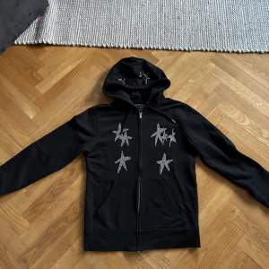 En yung lean zip hoodie i S (limited edition). Knappast använd och i mycket bra skick. Säljer den eftersom den är för liten.
