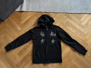 yung lean zip hoodie (tour merch) - En yung lean zip hoodie i S (limited edition). Knappast använd och i mycket bra skick. Säljer den eftersom den är för liten.