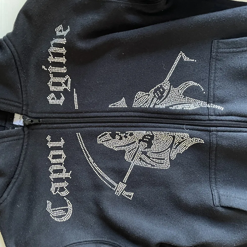 En jätte fin rhinestone hoodie från cosanostra Stocholm!  Knappt använt den Max använd 4 gånger! . Hoodies.