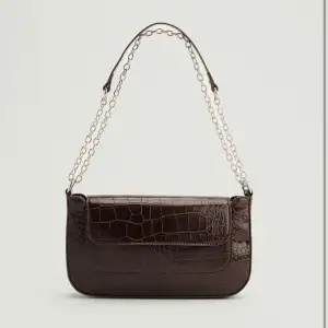 Perfekt handväska i en så fin brun färg från nakd 💕 använt fåtal gånger så den är i fint skick, säljer då den inte kommer till användning. 150kr + frakt 