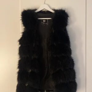 The beauty Optimal pruduct väst i storlek s - Säljer min svarta fake päls väst från The beauty Optimal pruduct eftersom den inte kommit till användning☺️