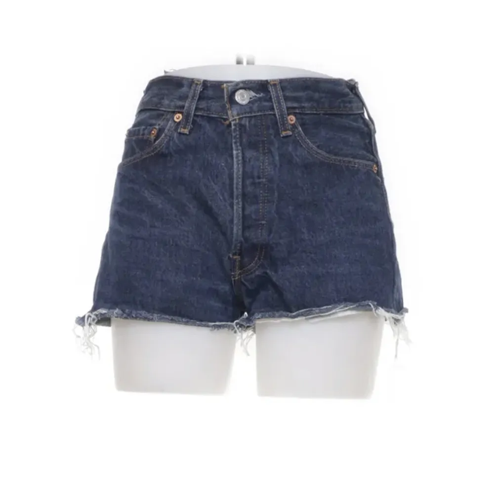 Säljer dessa Levis shorts som jag uppskattar att passa en xs 🫶🏼200 inklusive frakt!. Shorts.