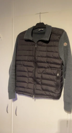 Moncler cardigen tricot - Säljer nu min moncler cardigen tricot byten går också bra 