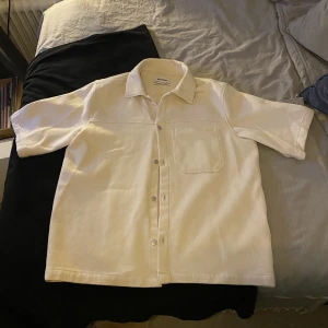 Weekday Skjorta - En Weekday skjorta i storlek M. Skickar gärna mer bilder vid önskan. 