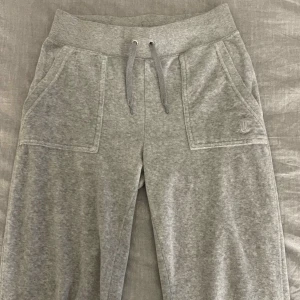 Byxor juicy couture gråa  - Säljer mina grey juicy couture byxor som jag bara har haft på mig två gånger och tvättat två gånger, byxorna är storlek S Jag tyckte den var för stora för mig