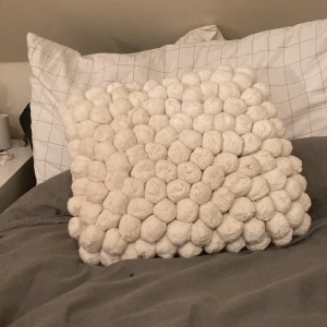 Prydnadskudde med pompoms  - Säljer denna jättefina crémevita prydnadskudden som jag köpte på Boligheter i Malmö förra året för 800 kr från Byon. 