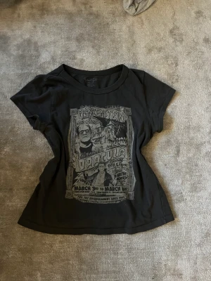 baby tee med tryck brandy melville  - super gullig baby tee från brandy melville med frankenstein tryck 💕