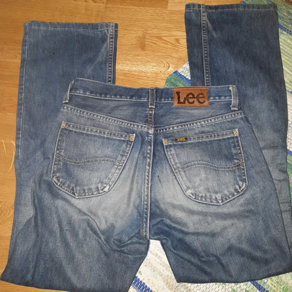 Ett par assnygga klassiska Lee jeans söker ett nytt hem🥲🌸 Det står W28/L34 i dem. (Jag är 175cm och har vanligtvis L32 för referens.) Något slitna på rumpan (sista bilden) men i övrigt hela! Fråga gärna mer om mått, skick osv.. Jeans & Byxor.