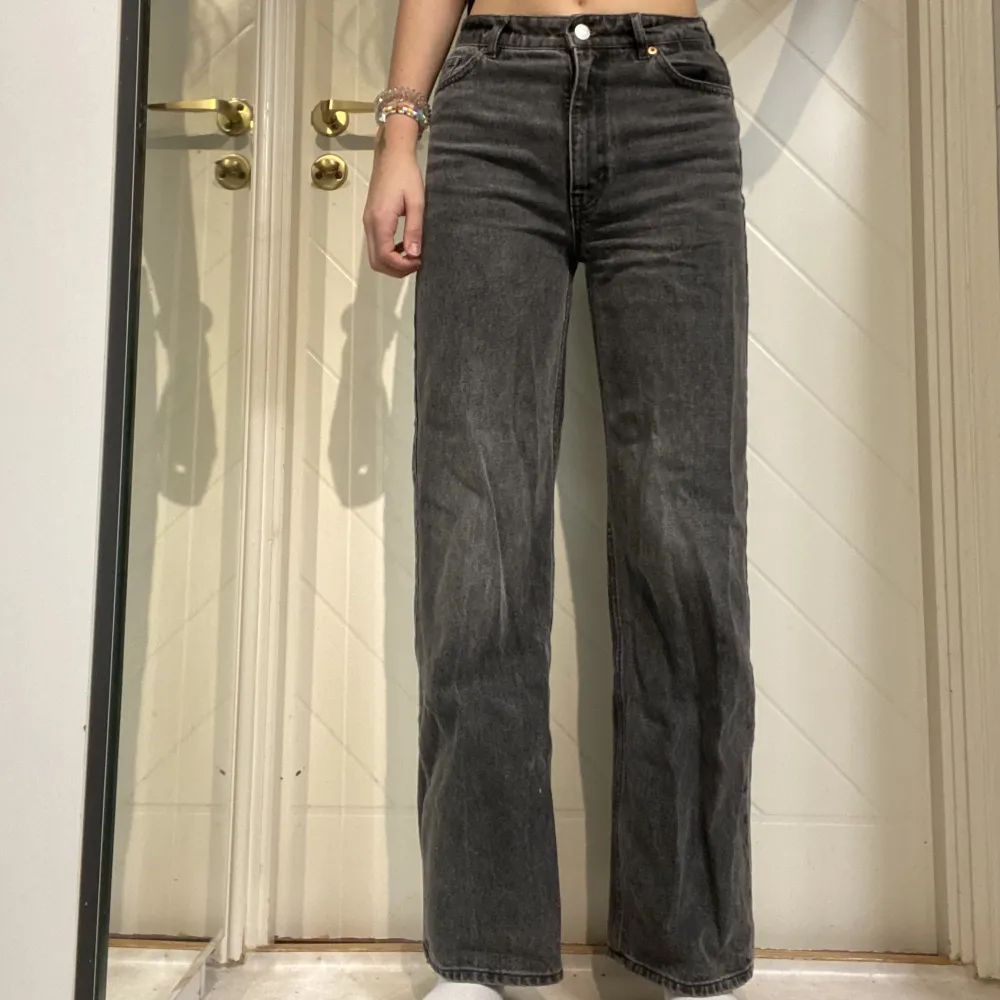 Svarta jeans från Monki, jag är ca 180 cm för referens🖤. Jeans & Byxor.