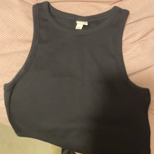 Topp - Ungefär samma linne som innan fast i svart, detta är från h&m och också lite Kroppad. Anvönd ca 2-3 gånfer