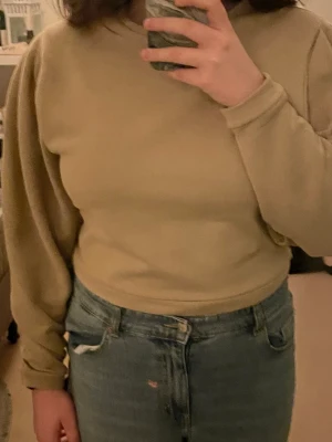 Ljusgrön långärmad tröja - aldrig använd kort puffiga axlar