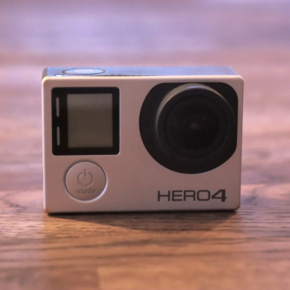GoPro Hero 4 Silver  Finns massa tillbehör och finns bilder på allt, skriv ett meddelande (Inklusive 3 batterier, laddare till batterier och sladd)  Aldrig använd, endast testad hemma.  . Övrigt.