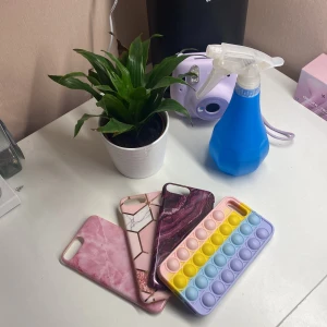 Mobilskal  - 4 fina skal använda men i bra skick, har själv fått ny mobil och skalen passar inte längre 😢 modell:  Alla skal passar iPhone 8+ 7+ 6+. Pop-it-skalet går inte att poppa helt ner som ni ser på bild 3