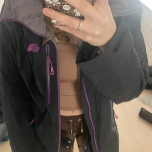 north face jacka  - säljer en north face sport jacka som kan användas utomhus samt under en skidresa, använd ett par gånger jackan är i bra skick, jackar han 7st fickor. jackan har lite lila detaljer
