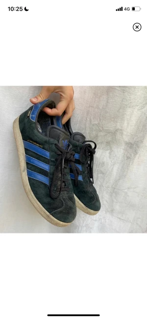 trendiga adidas sneakers - Skitsnygga och trendiga adidas sneakers med blått o grönt