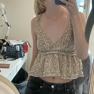 Supersöt topp - Säljer denna såå söta toppen då den tyvärr aldrig kommit till någon användning😫Köpt här på Plick i nyskick och bara använt 2 gånger💓frakt tillkommer