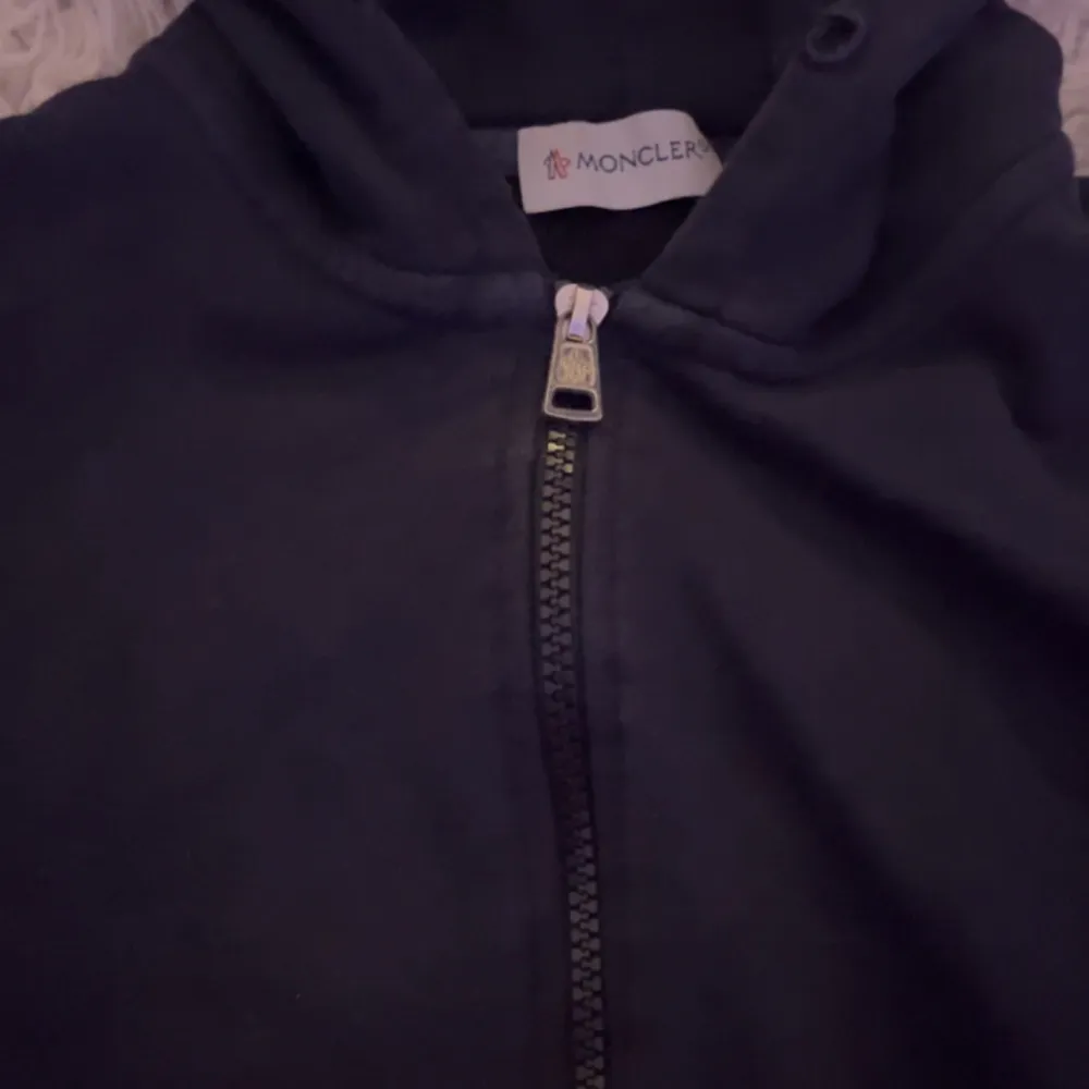 Moncler kofta i typ svart/mörkblå i storlek m. Neuletakit & Villapaidat.