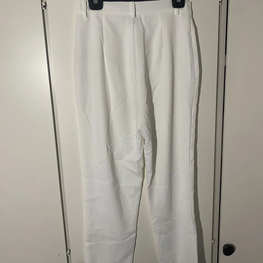 Vita kostymbyxor som inte är använda på grund av fel storlek.🤍. Jeans & Byxor.