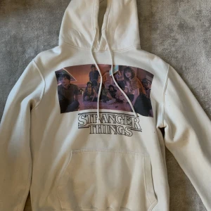 stranger things hoodie  - Super söt strangerthings hoodie 💕 