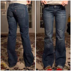 Läs min bio INNAN ni skriver❣️ Lågmidjade jeans från Levi’s i modellen EVE. Innerben: 78, midjemått: 82, är 165