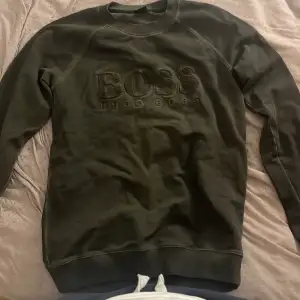 grön hugo boss tröja i storlek m/s, extremt unik säljs inte längre. pris går att diskutera.