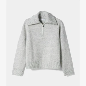 Stickad tröja  - Stickad grå tröja med dragkedja från bikbok🫶