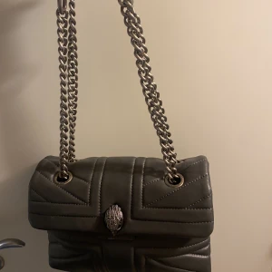 Grå kurtgeiger väska  - Säljer min stora gråa kurt geiger väska! Den är i bra kvalité och knappt använd. 