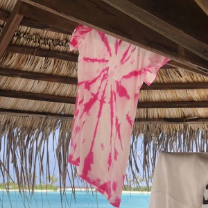 T-shirt  - Rosa tiedye tröja från Bikbok. Fungerar superbra till resor eller på sommaren! 