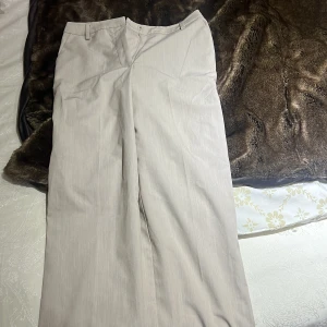 Kostymbyxor  - Ett par kostymbyxor från Bikbok
