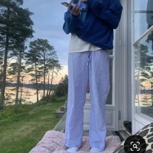 ARKET pyjamas  - Ett par pyjamasbyxor från ARKET i storlek XS. Köpta för 450 och är helt slutsålda överallt 💕 (Kan tänka mig byta t ett par i s)