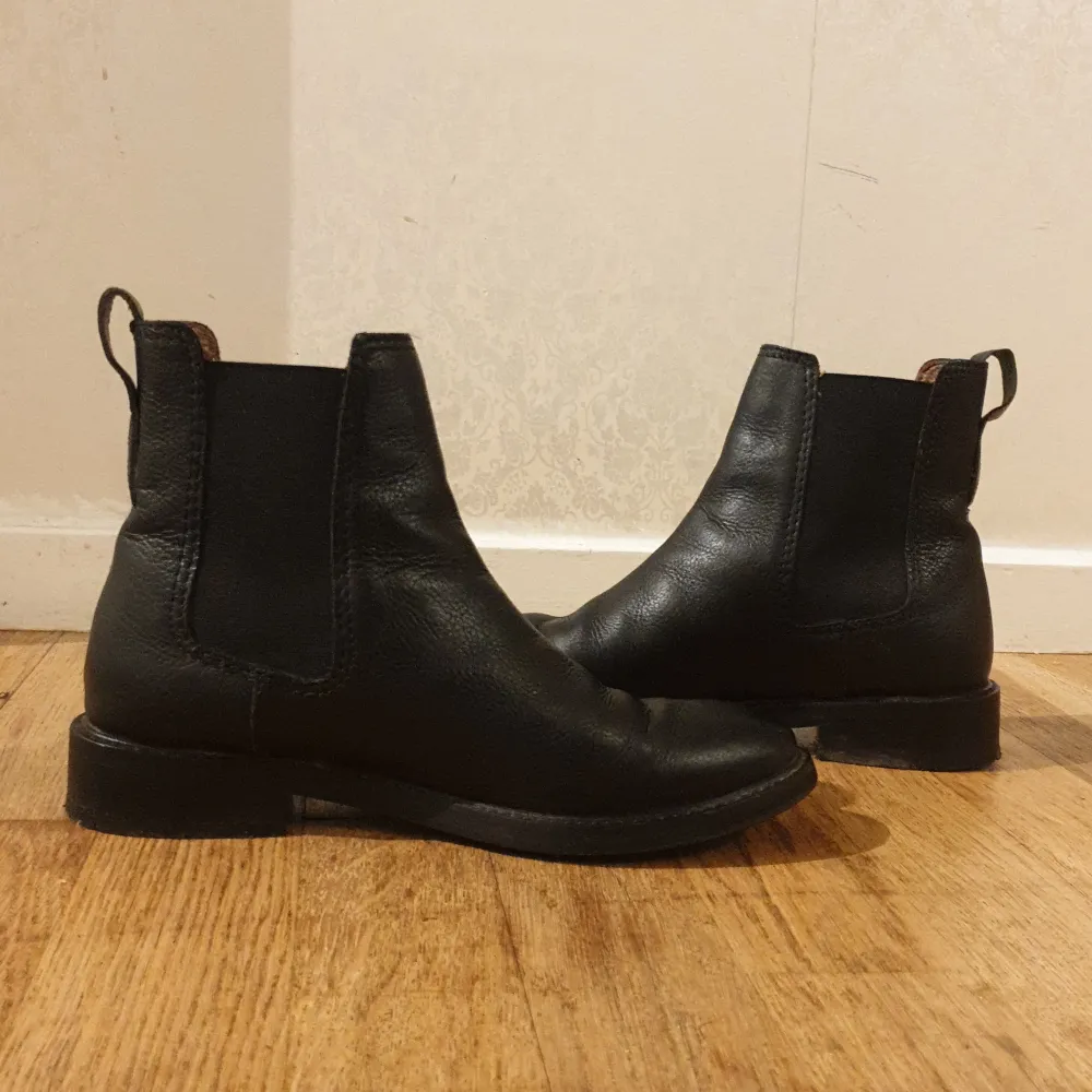 Sparsamt använda läder boots från H&M premium . Skor.