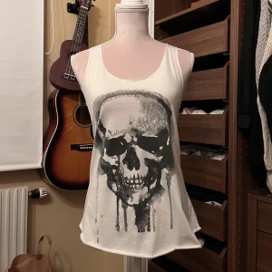 linne - coolt linne med döskalle på, vintage aldrig använt av mig. har en liten fläck som förmodligen går bort i tvätten💗passar alla kön