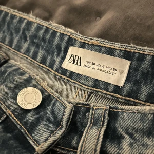 Zara jeans - Säljer dom här mid-rise jeansen då dom inte kommer till användning, det är storlek 36/s och sitter bra på mig som är runt 165cm, det är lite slitet där nere men annars inga defekter💕🙏🏽