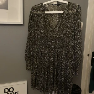 Prickig klänning från Zara - Säljer en jättefin prickig klänning från Zara i storlek S, då den är lite för kort på mig. Den är typ grå/grön! Använd några få gånger, så den är i mycket bra skick!   Säljer för 100 kr + frakt. Kan även mötas upp på Värmdö eller i Nacka/Stockholm. 