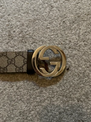 Gucci bälte - Säljer mitt gamla Gucci bälte (98-35) storlek.  Passar mig som är 191cm 88kg