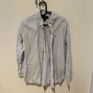 Ralph Lauren skjorta  - Jag säljer en randig Ralph Lauren skjorta i bra skick. Storlek: 16 år S/M. Pris: 400kr