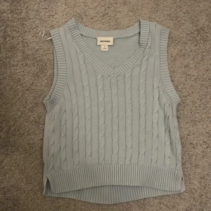 En blå vest - En blå vest i storlek M. Den är i bra skick, den har endast använts en gång. Frakten står inte på mig.