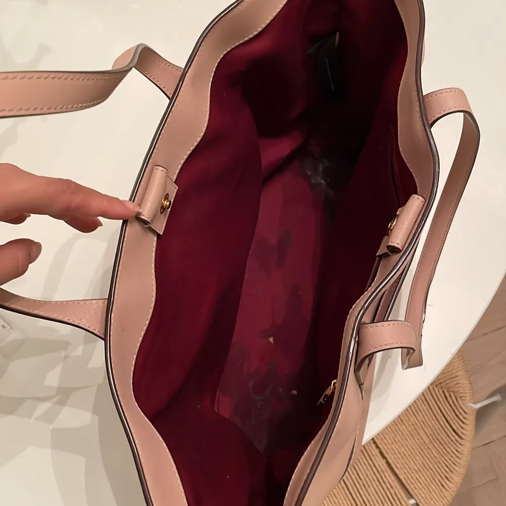 Rosa Marc Jacobs väska med guldiga detaljer och röd insida. Använt skick och fläckar insidan av väskan, därav pris. . Väskor.