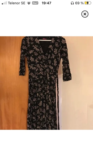 Blommig klänning indiska - Stl. S. Viskos med skärp.