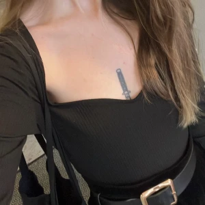 Hjärtringad topp från Monki - Svart topp med hjärtrigning från Monki, använd högst tre gånger & är i fint skick!  Storlek XXS, men skulle passa en XS! ˗ˏˋ ʚ♡ɞ ˎˊ˗