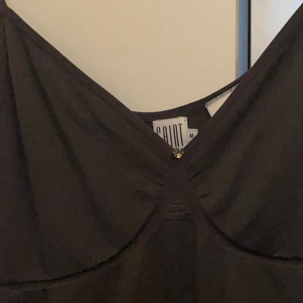 Så fint linne i em mörkgrå färg som har en glittrig Sten mellan brösten💓💓😇i bra skick säljer för att den är liteee stor för mig som brukar ha xs denhär är mer utav en större S/m . T-shirts.